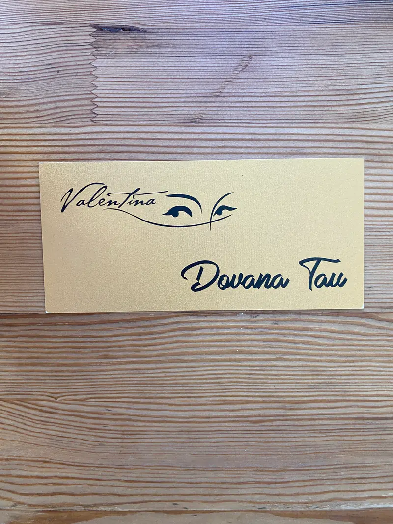 Auksinis Valentinos dovanų kuponas „Dovana Tau“ ant medinio stalo