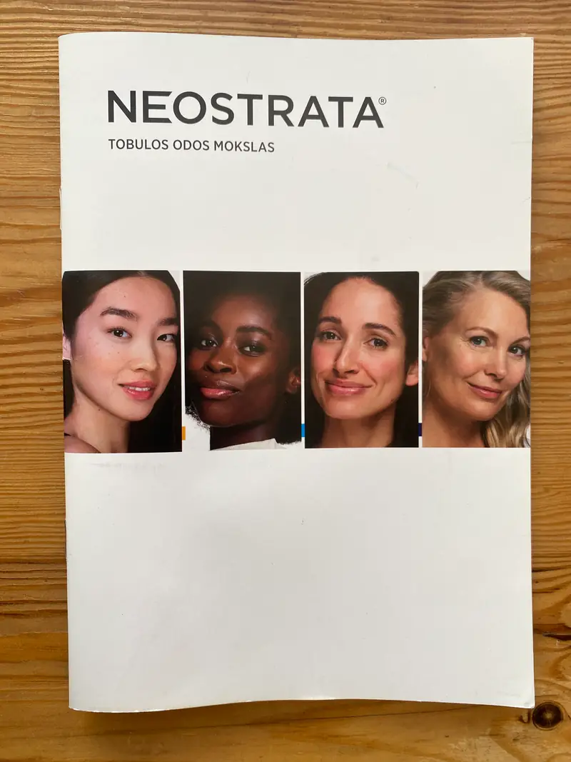 NeoStrata odos priežiūros produktų katalogas ant medinio stalo