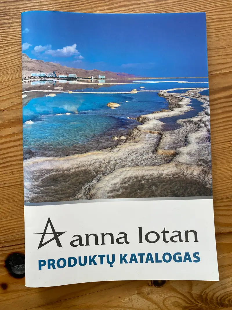 Anna Lotan produktų katalogas su jūros pakrantės nuotrauka