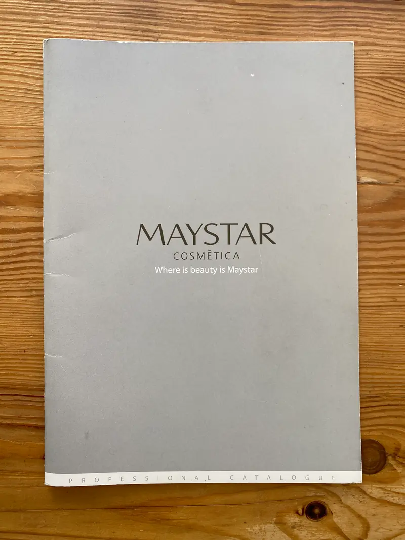 Maystar Cosmetica profesionalios kosmetikos katalogas ant medinio stalo
