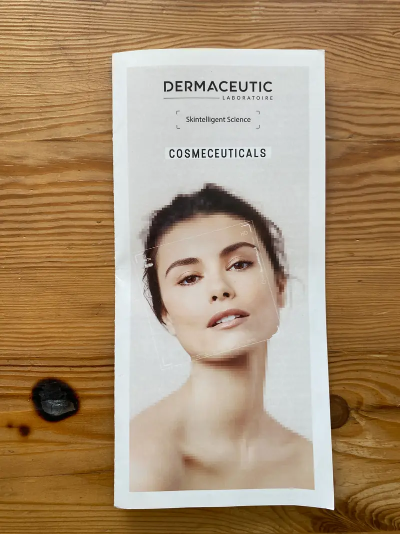 Dermaceutic kosmeceutikos lankstinukas su moters portretu